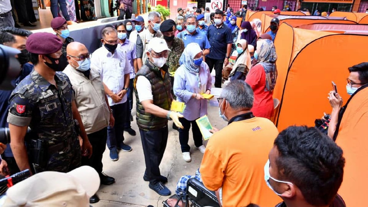 Al-Sultan Abdullah dan Tunku Azizah berkenan mengadakan lawatan mengejut kepada mangsa banjir di Maran dan mengurniakan sumbangan bagi meringankan beban mereka. FOTO Facebook Istana Negara