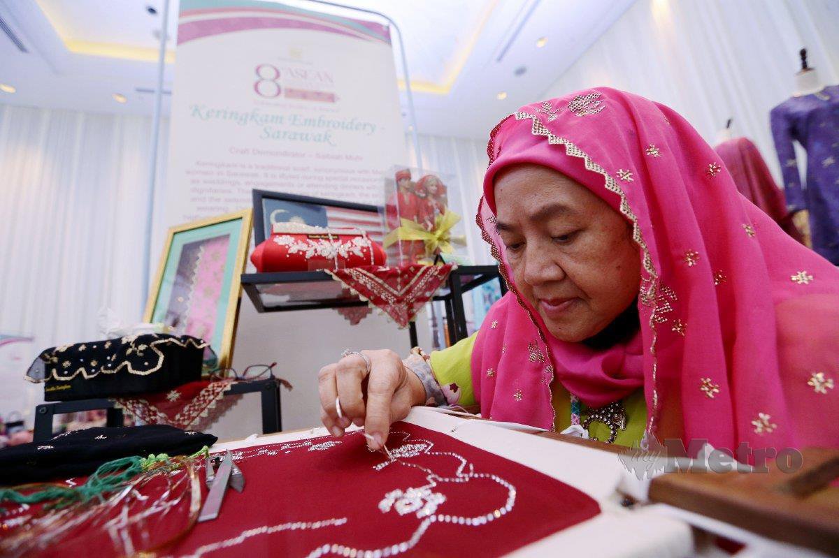 JURUDEMO kraf keringkam, Zainap Muhi melakukan demonstrasi kraf sempena Simposium Tekstil Tradisional ASEAN ke-8 di Putrajaya.