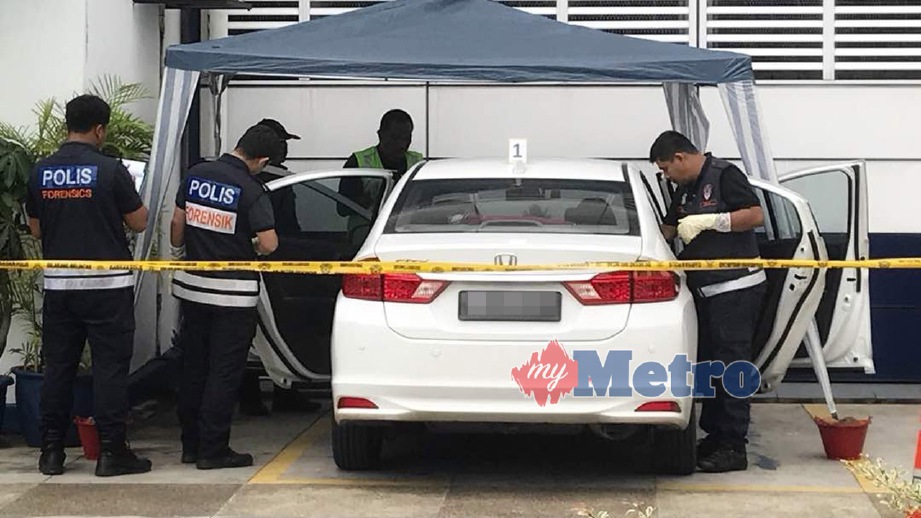 ANGGOTA polis forensik melakukan pemeriksaan pada kereta yang dibawa oleh suspek dalam kes bunuh teman wanita di Balai Polis Damansara, Petaling Jaya, hari ini. FOTO Nur Adibah Ahmad Izam