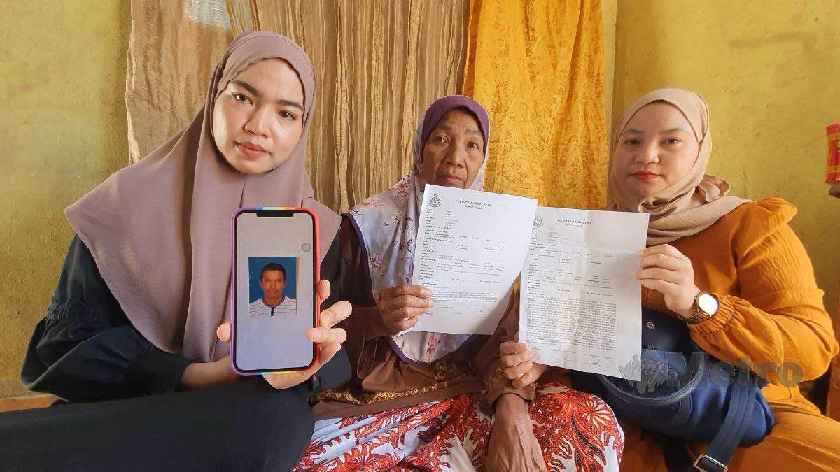 JAMALLIAH, Sarimah (kanan) dan Salwana menunjukkan gambar arwah Mohd Hafiz dan laporan polis yang dibuat. FOTO Hamzah Osman