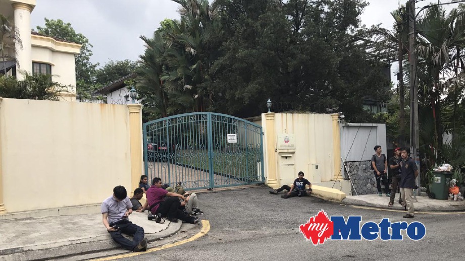 MEDIA tempatan dan asing menunggu di luar Kedutaan bagi mendapatkan perkembangan terkini berhubung pengusiran Duta Korea Utara ke Malaysia. FOTO Mohd Hanafis Abd Haris