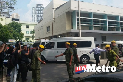 KENDERAAN membawa jenazah Tan Sri Dr Jamaluddin Jarjis mula bergerak ke Masjid Tun Razak, Ampang. FOTO Siraj Mohd Zaini