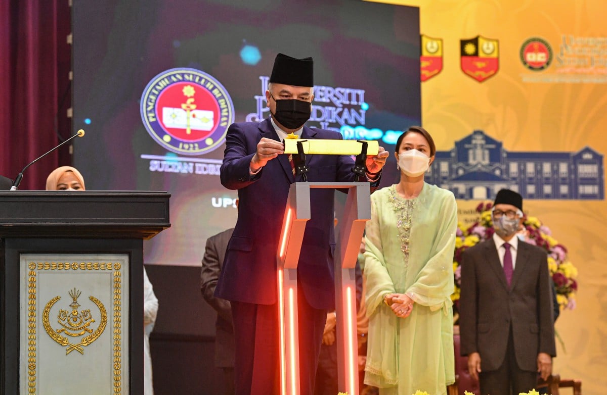 Sultan Nazrin Shah berkenan menyempurnakan pelancaran Sambutan 100 tahun penubuhan Universiti Pendidikan Sultan Idris (UPSI) di Dewan Tuanku Canselor hari ini. FOTO BERNAMA