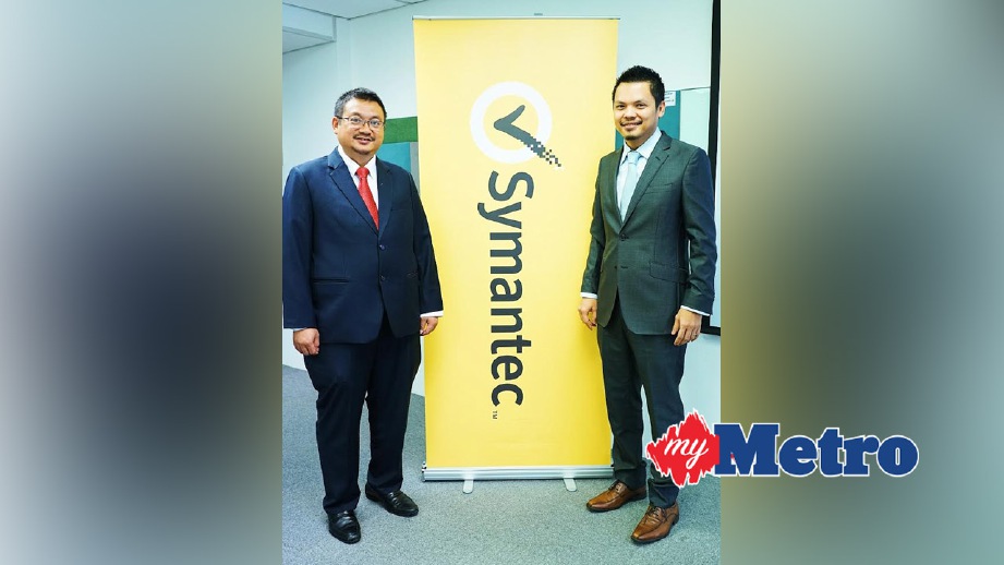 AMIRUDIN (kiri) bersama Pengarah System Engineering Symantec Malaysia, David Rajoo ketika majlis sidang media Internet Security Threat Report di Kuala Lumpur. FOTO Ridhatul Rizki