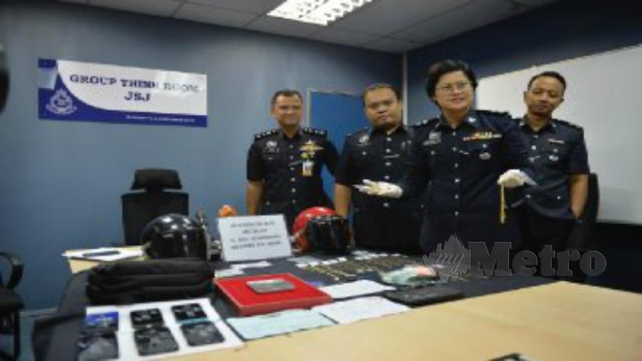 Shafa’aton (dua kiri) menunjukkan barang kes dirampas dari Geng Uden Rentap. FOTO Ihsan polis
