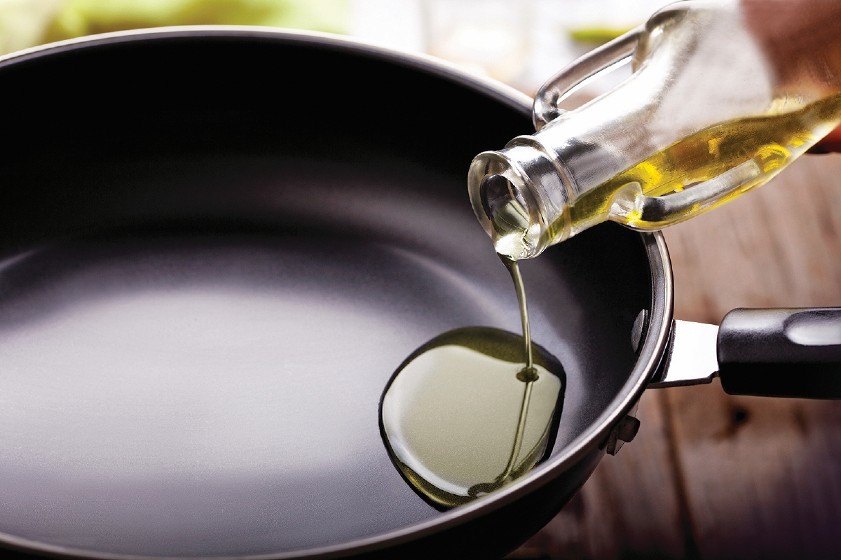 SELAIN penggoreng kering, penggunaan kuali tidak melekat boleh mengurangkan penggunaan minyak dalam masakan. 