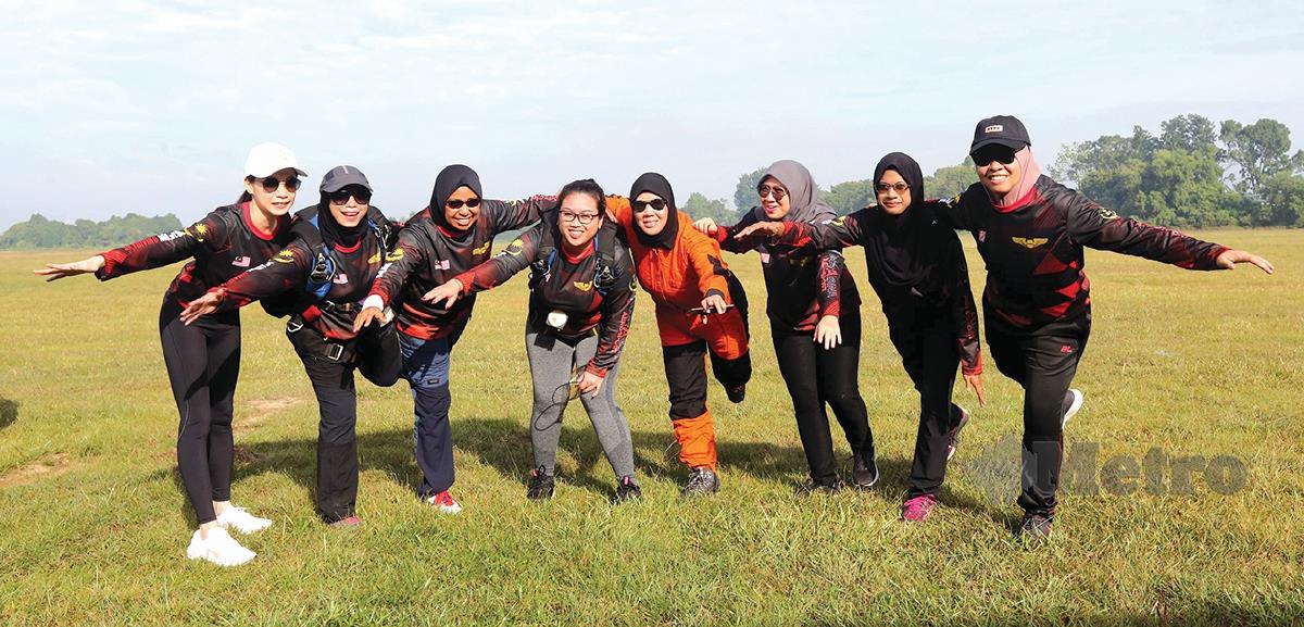 ROKIAH (tengah-baju  jingga) bersama peserta wanita yang turut mengambil bahagian dalam terjunan udara. 