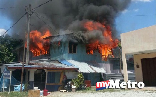 RUMAH kedai yang terbakar. FOTO ihsan Bomba