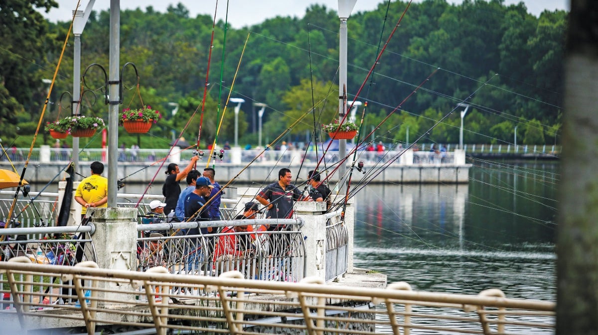 LEBIH 2,300 kaki pancing penuhi sisiran sepanjang Presint 2 hingga 4 dalam acara memancing.
