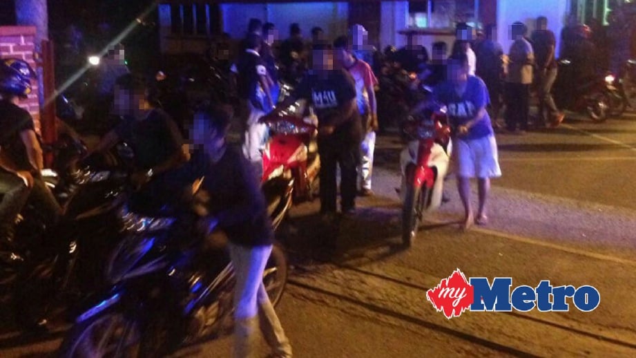 ANTARA penunggang motosikal yang diperiksa dalam Operasi Bersepadu Khas dan Samseng Jalanan. FOTO ihsan Polis