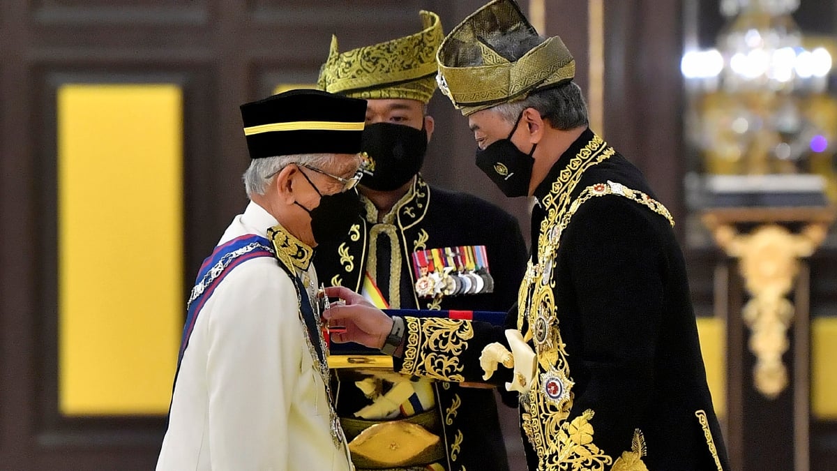 AL-SULTAN Abdullah (kanan) berkenan mengurniakan Darjah Kebesaran Seri Setia Mahkota (S.S.M) pada Raja Muhammad Alias. FOTO Bernama