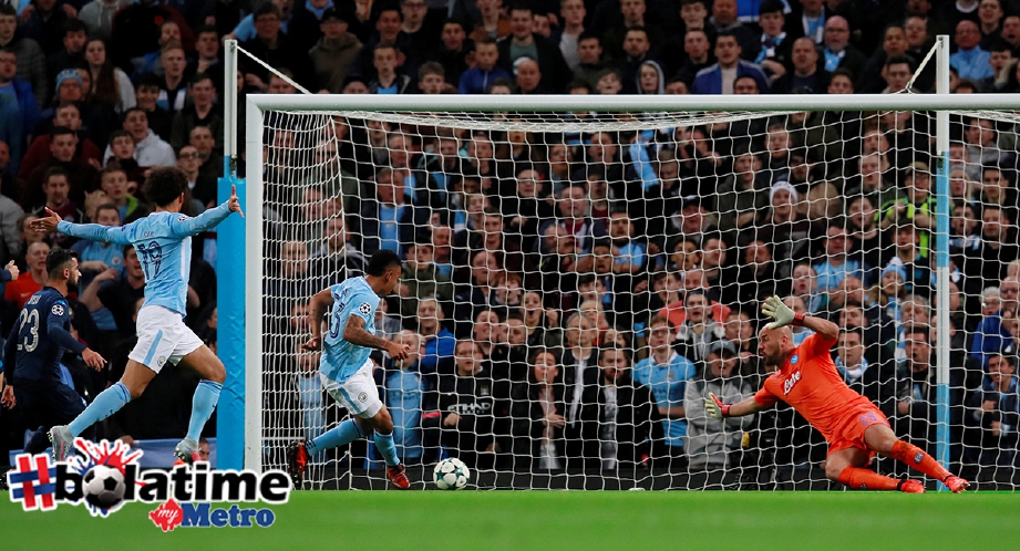 JESUS (TENGAH) jaringkan gol kedua City lepasi jangkauan penjaga gawang Napoli, Pepe Reina. -Foto Reuters 