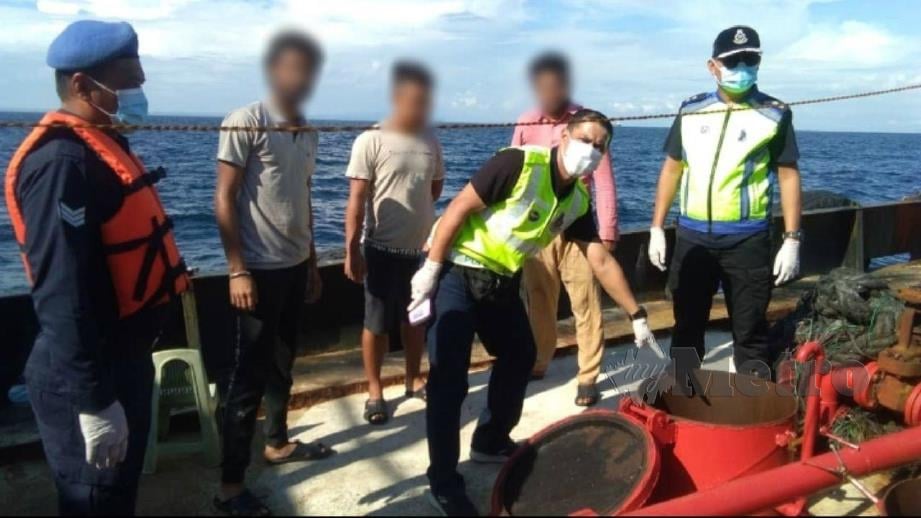 POLIS melakukan serbuan dan pemeriksaan terhadap kapal yang menyeludup diesel di perairan Bintulu. FOTO Erika George