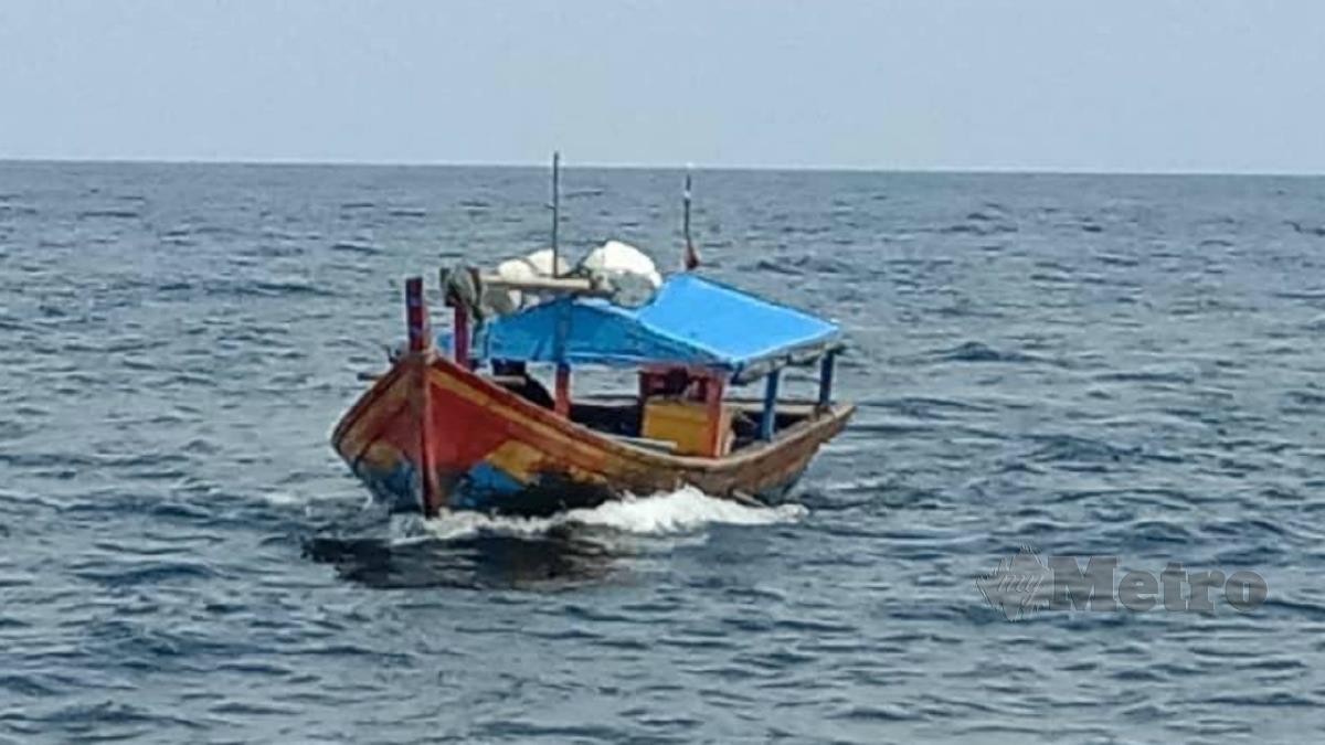 APMM) mengusir bot nelayan Indonesia yang menceroboh perairan negara di kedudukan 20.8 batu nautika barat laut Pulau Jarak, Lumut. FOTO ihsan APMM