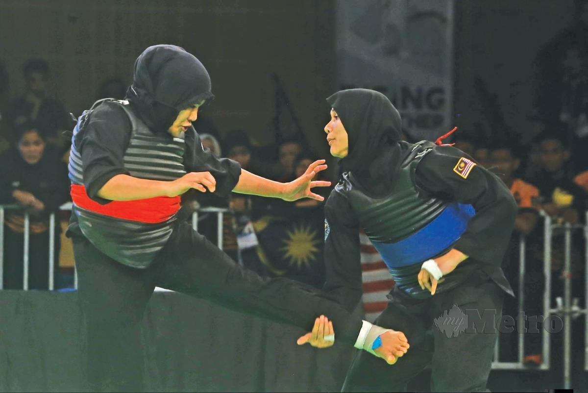SITI Rahmah (kanan) beraksi menentang atlet Indonesia, Pipiet Kamelia. - FOTO Arkib NSTP