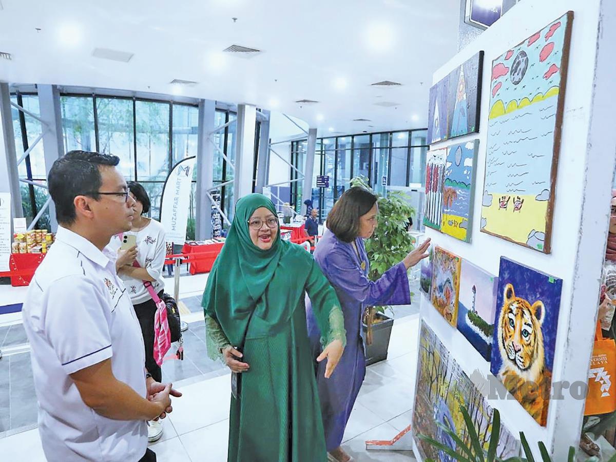 HAZRITA mengiringi Ahli Parlimen Petaling Jaya Lee Chean Chung melawat tapak pameran. - FOTO Saifullizan Tamadi