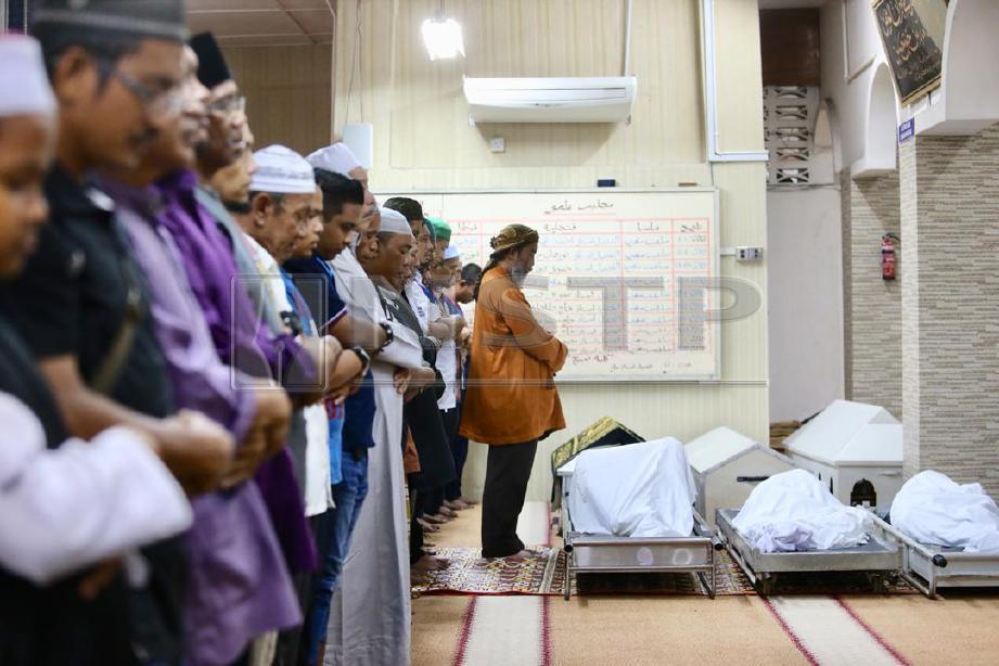 Jenazah mangsa kebakaran unit rumah kedai dua tingkat di Kawasan Perindustrian Jelapang Maju disembahyangkan sebelum dikebumikan di Tanah Perkuburan Islam Kampung Kuala Pari, Ipoh. FOTO Abdullah Yusof 