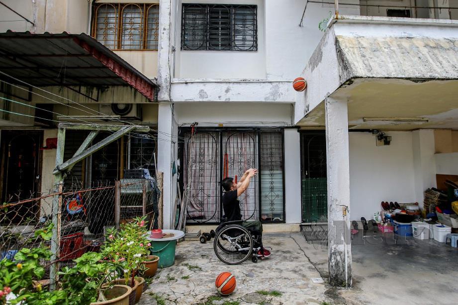 PEMAIN bola keranjang para negara, Luke Chua menjalani latihan secara persendirian di rumahnya sepanjang tempoh PKP dikuatkuasakan memandangkan pusat latihan MSN ditutup. FOTO Osman Adnan