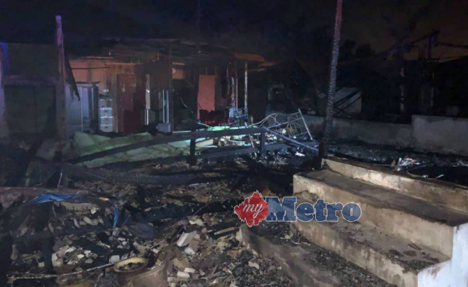 KEADAAN rumah yang terbakar dalam kejadian di Jalan Sekolah Agama, Kampung Pasir Putih, Pasir Gudang, malam tadi. FOTO ihsan bomba.