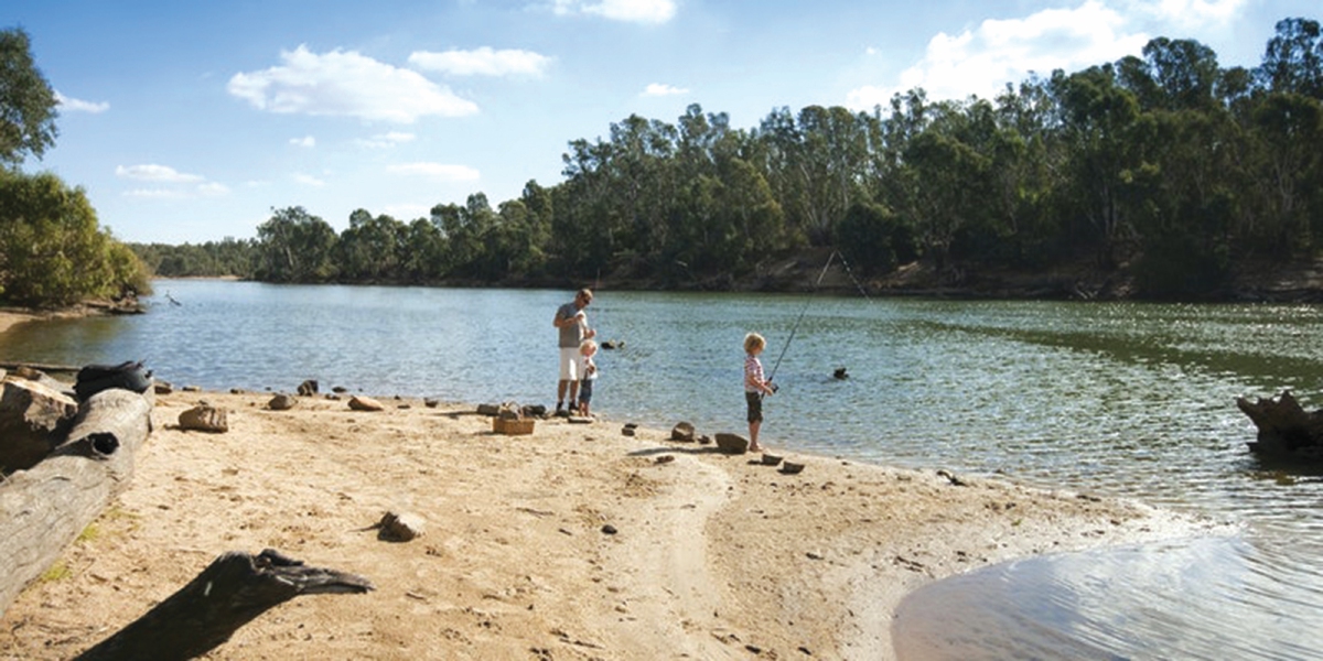 DEAD River Beach tumpuan ketika cuti musim panas, musim luruh dengan pelbagai aktiviti rekreasi air.