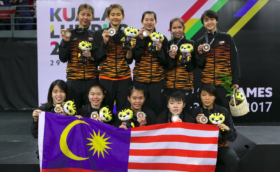 SKUAD badminton  wanita negara  mempamerkan pingat perak yang dimenangi selepas tewas kepada Thailand dalam acara akhir badminton wanita berpasukan Sukan SEA KL2017. -Foto MOHAMAD SHAHRIL BADRI SAALI