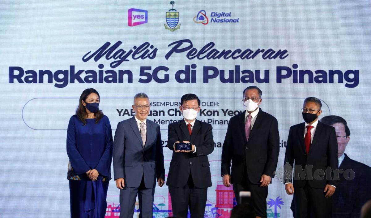 CHOW Kon Yeow (tengah) menunjukkan telefon bimbit pada majlis Pelancaran Rangkaian 5G di negeri Pulau Pinang (5G@PENANG) di Wisma UAB, Gat Lebuh China. FOTO Mikail Ong
