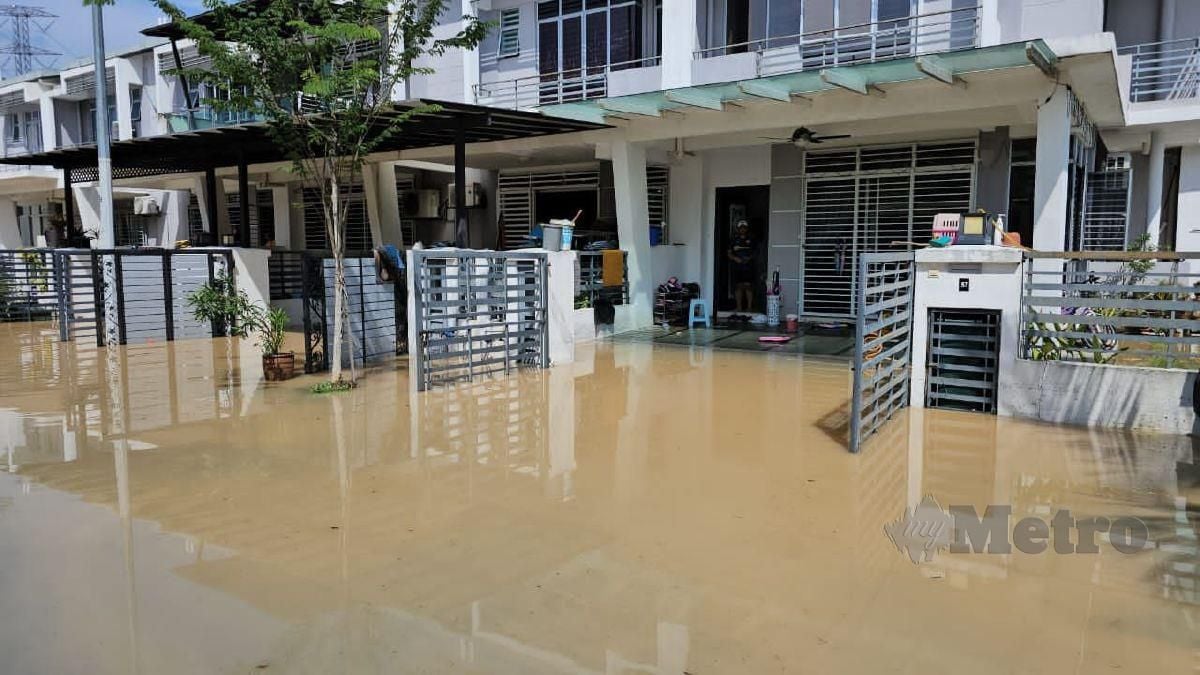 RUMAH penduduk di sekitar Bangi yang terjejas banjir selepas hujan lebat awal pagi tadi. FOTO Nurul Hidayah Bahaudin.