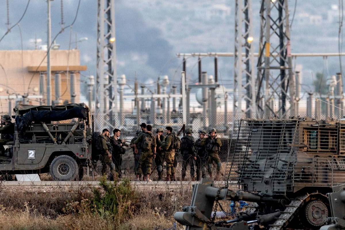 TENTERA Israel melaksana operasi besar-besaran di kem Jenin, wilayah diduduki Tebing Barat sejak Isnin. FOTO Reuters.