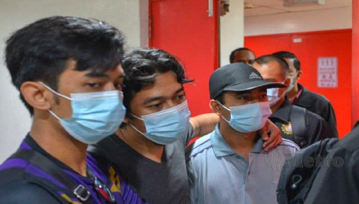 Tertuduh, Muhammad Rasydan Ismail, 36, (bertopi) mengaku tidak bersalah di Mahkamah Sesyen Kuala Terengganu atas tuduhan mengemukakan tuntutan palsu.  FOTO Zatul Iffah Zolkiply.