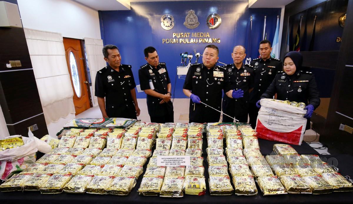 KHAW (tiga dari kanan) menunjukkan dadah jenis syabu bernilai lebih RM5 juta yang dirampas selepas menahan lelaki tempatan, pada sidang media di Ibu Pejabat Kontinjen Polis Pulau Pinang. FOTO Mikail Ong.