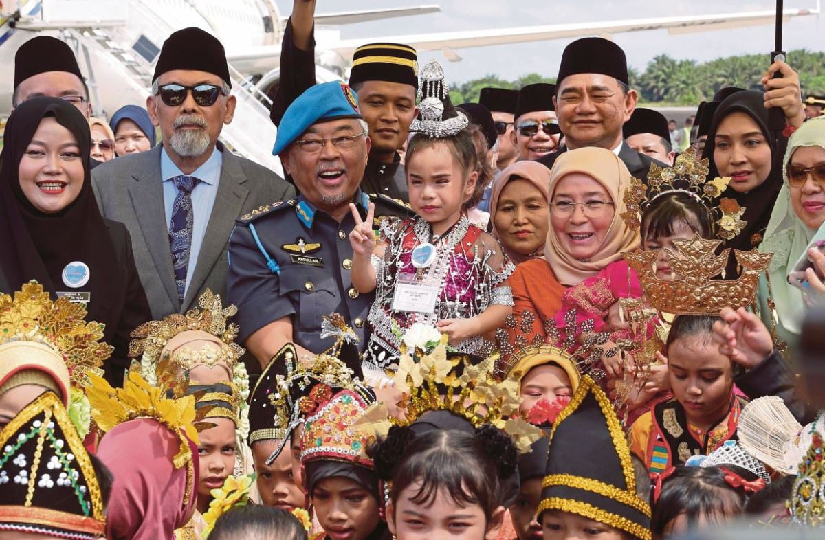 AL-Sultan Abdullah dan Tunku Azizah ketika tiba di Sabah untuk memulakan Kembara Kenali Borneo pada 3 hingga 13 Sept lalu. FOTO Bernama.