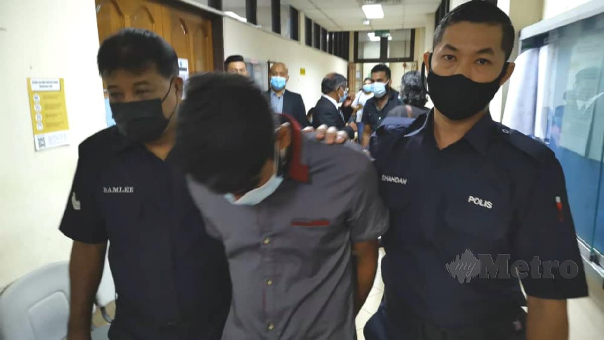 TERTUDUH (tengah) dibawa polis selepas  Mahkamah Sesyen menjatuhkan hukuman denda RM3,000. FOTO Balqis Jazimah Zahari.