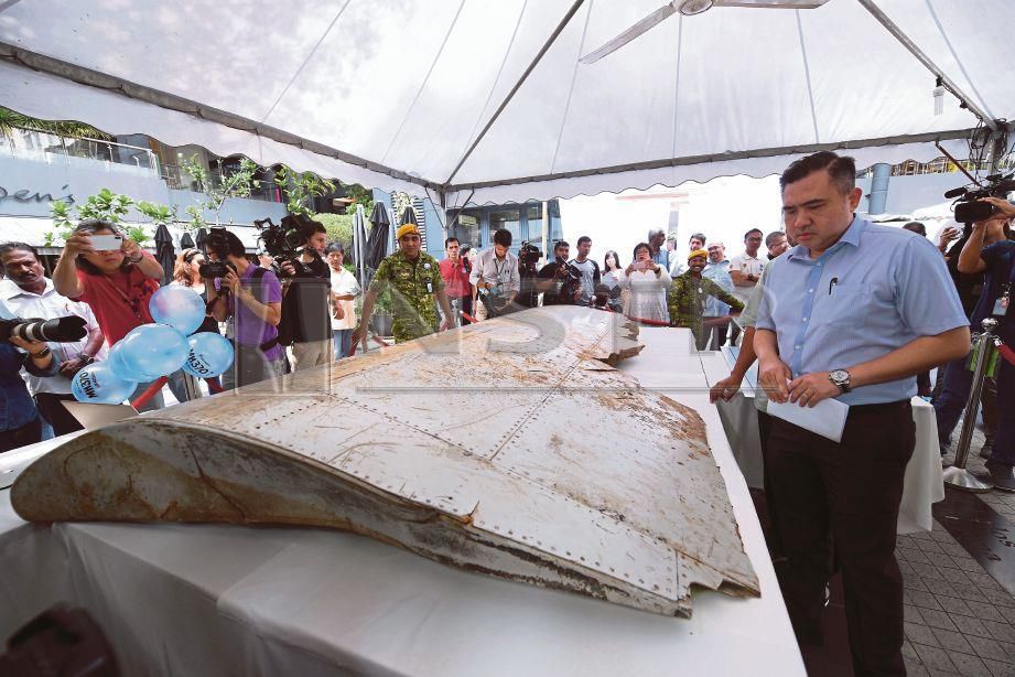 MENTERI Pengangkutan, Anthony Loke Siew Fook melihat serpihan sayap bangkai pesawat MH370 yang dipamerkan sempena Majlis Memperingati Tragedi MH370 di ruang legar The Square Publika.