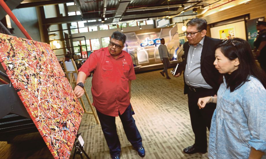 AB Rauf  (kiri)  melihat pameran di  Galeri Prima NSTP selepas mempengerusikan mesyuarat terakhir Sambutan Ulang Tahun UMNO ke-71 bersama Media Prima di Balai Berita NSTP. 