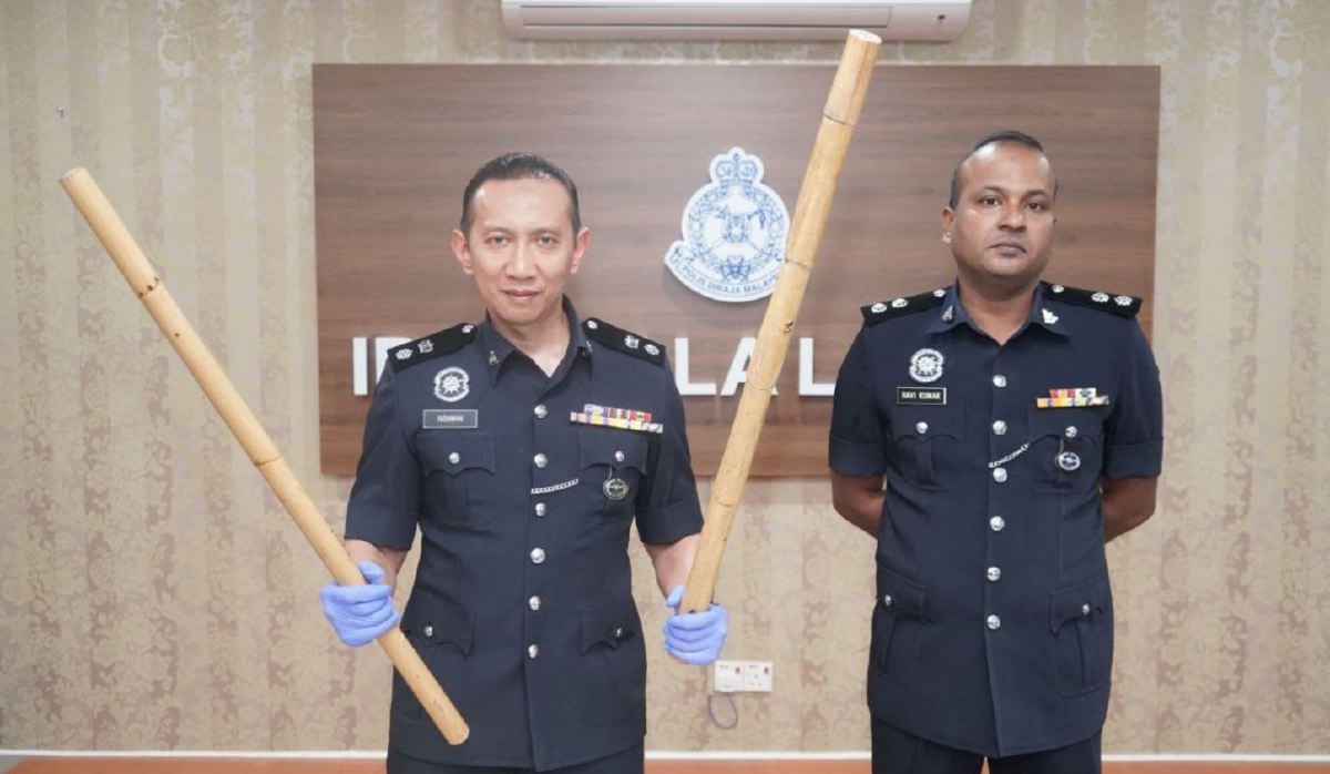 AHMAD Ridhwan (kiri) menunjukkan senjata yang digunakan suspek dalam rusuhan di Bulatan Pulau Carey. FOTO Ihsan IPD Kuala Langat.