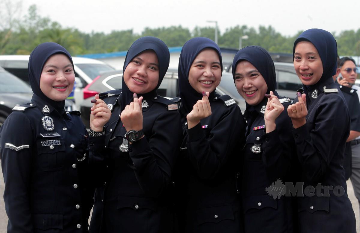 POLIS wanita menunjukkan jari masing-masing yang dicelup dakwat selepas selesai mengundi awal bagi PRK Parlimen Pulai di Markas Pasukan Polis Marin Wilayah 2 Tampoi, Johor. FOTO Nur Aisyah Mazalan.