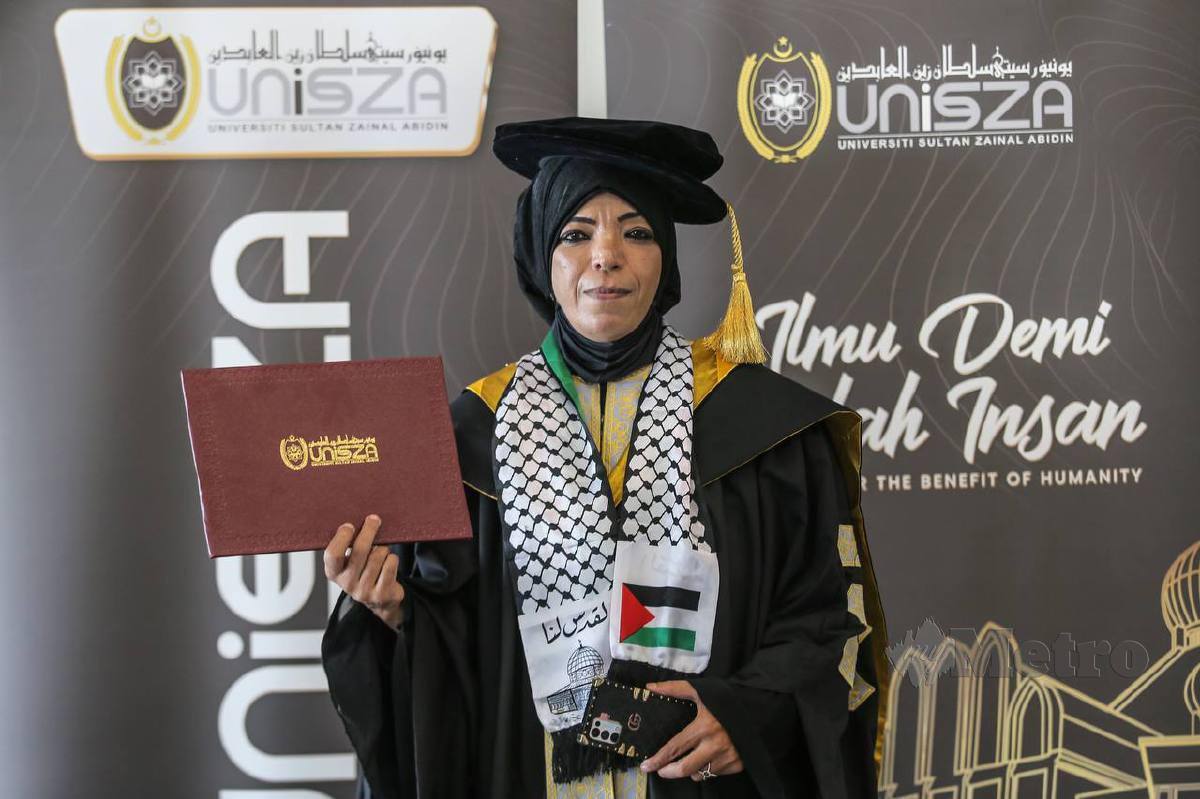 HANAN Kamel menerima ijazah kedoktoran pada konvokesyen Universiti Sultan Zainal Abidin (UniSZA) Ke-15 hari ini. FOTO GHAZALI KORI.