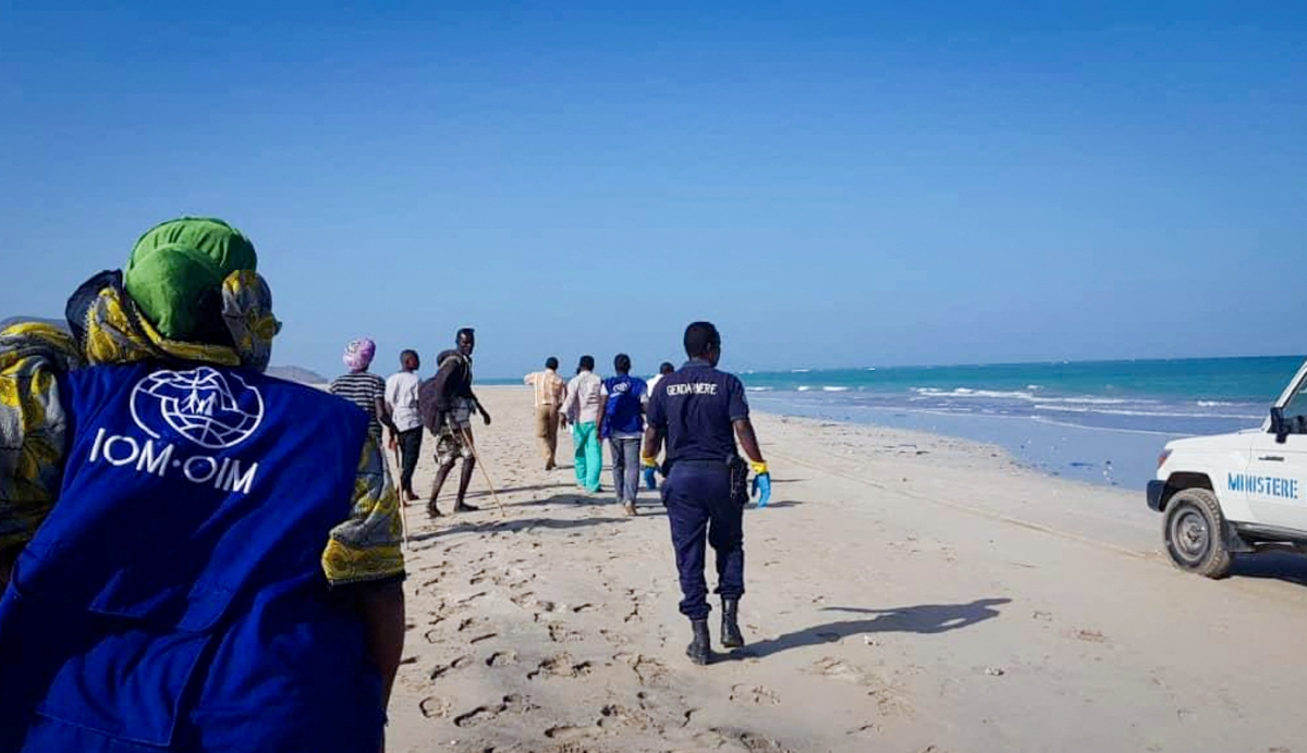 Gambar fail, pencarian mangsa terselamat selepas dua bot terbalik di pesisir Godoria, Djibouti, pada 29 Januari 2019. FOTO AFP.