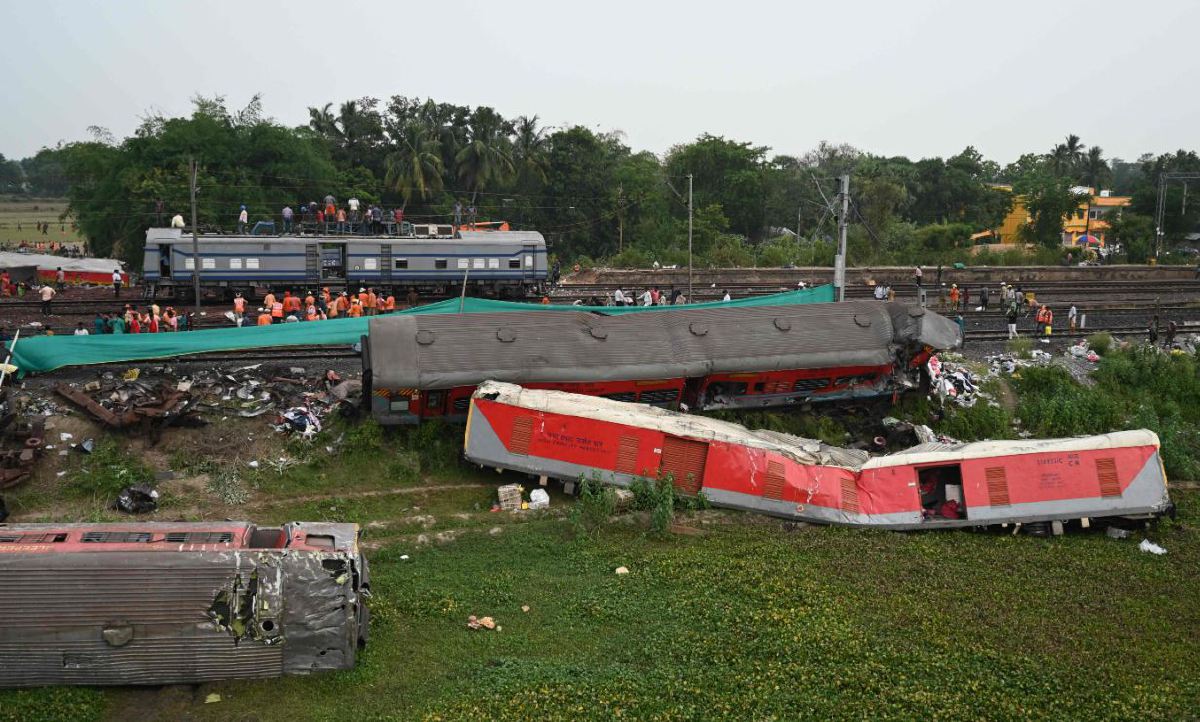 KECELAKAAN kereta api terburuk dalam tempoh dua dekat di India. FOTO AFP.