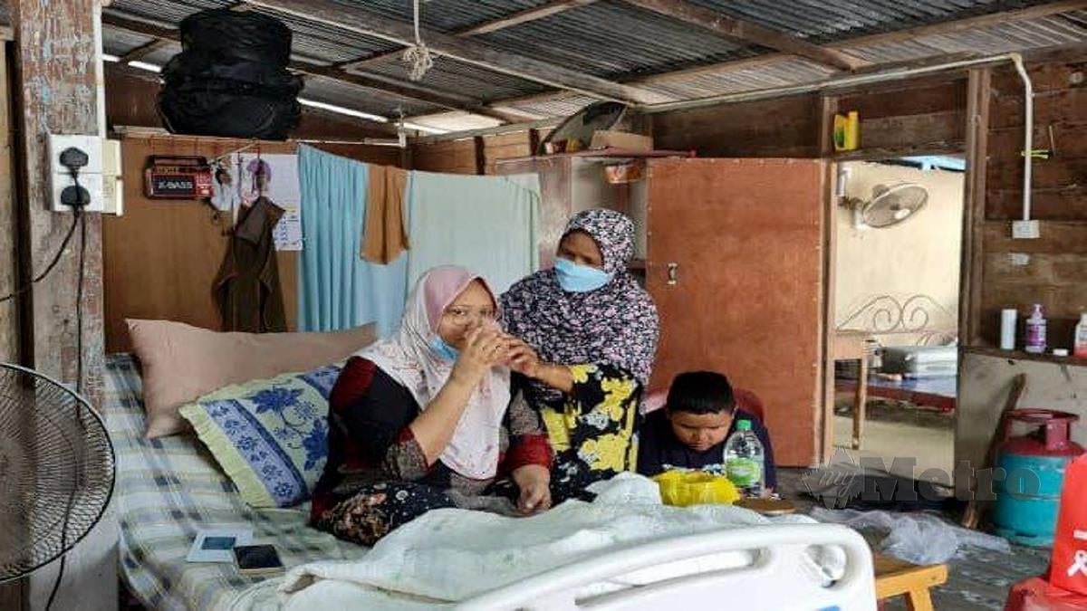 NURUL Syawanie dibantu Siti Khalijah di rumah mereka di Kampung Bendang Charok. FOTO Zuraini Kamal