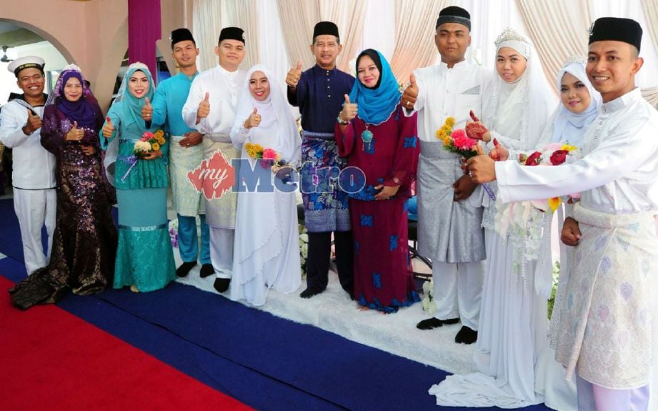 Syed Zahiruddin dan isteri (tengah) bergambar bersama lima pengantin anggota TLDM dan pasangan mereka pada Majlis Bina Mahligai Bahagia Armada Timur 2017 di Masjid Ibnu Battuta Pangkalan TLDM Kota Kinabalu, Teluk Sepanggar. FOTO LANO LAN