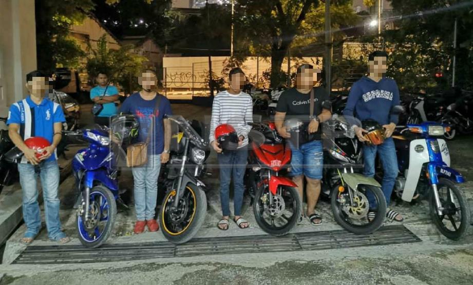 LIMA lelaki termasuk pelajar sedang menduduki SPM dan remaja Pakistan yang menunjukkan aksi berbahaya mengangkat tayar hadapan atau wheelie ditahan polis dalam Ops Samseng Jalanan di Dataran Merdeka, Kuala Lumpur, malam tadi.