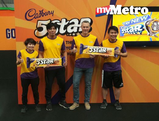 Ben (dua dari kanan) ketika melancarkan Cadbury 5 Star, hari ini. FOTO Lizam Ridzuan