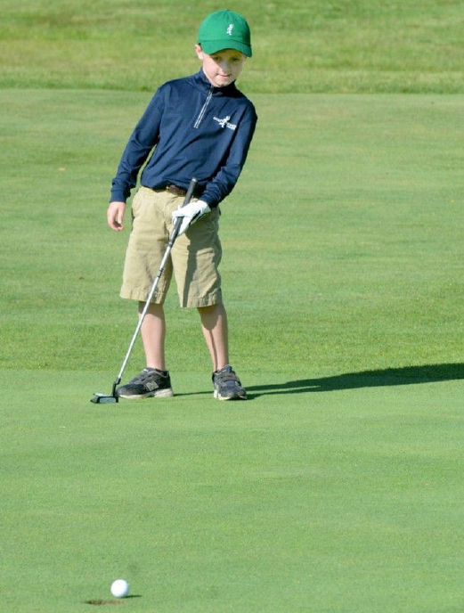 Ryan McGuire yang berusia enam tahun bermain golf 100 lubang mengumpul dana penyelidikan barah selepas rakan sekolahnya meninggal akibat penyakit itu.