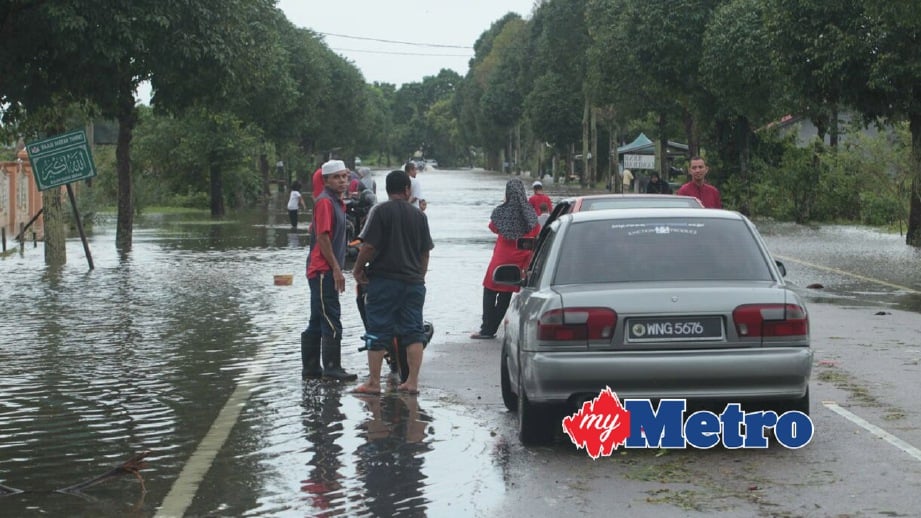 JALAN Kota Bharu ke Pengkalan Kubor ditutup kepada semua kenderaan ringan berikutan limpahan air dari Sungai Golok di Kampung Belukar, Neting, Tumpat. FOTO Syamsi Suhaimi