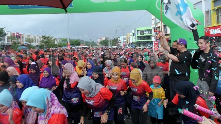 KUANTAN 06 JANUARI 2019. Menteri Luar, Datuk Saifuddin Abdullah melepaskan peserta larian pada program Ride & Run Ultron Kuantan 2019 di Indera Mahkota, Kuantan. NSTP/ MUHD ASYRAF SAWAL