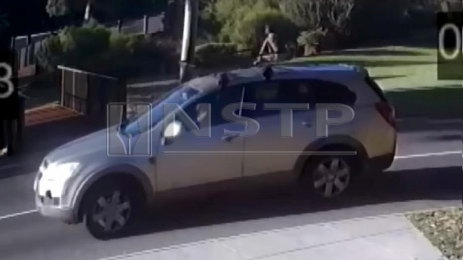 PETIKAN rakaman video menunjukkan kereta dipandu dengan seorang kanak-kanak berada di atas kereta. FOTO 9News