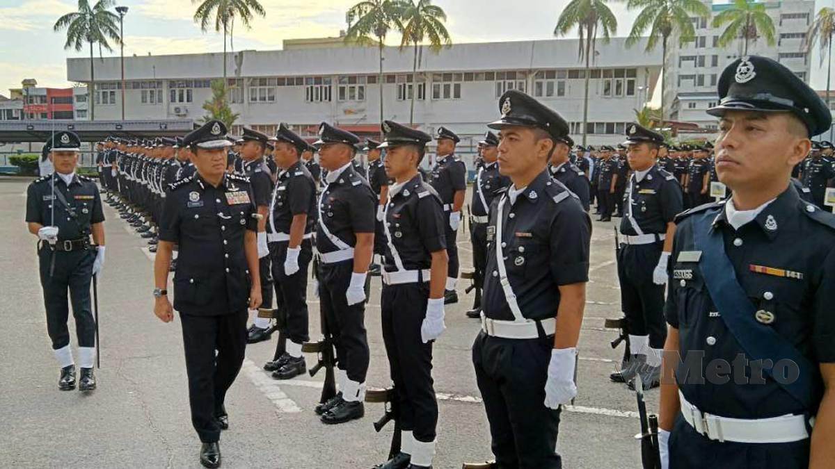 YAHAYA melakukan pemeriksaan barisan pada Perhimpunan Bulanan Polis Pahang. FOTO Asrol Awang