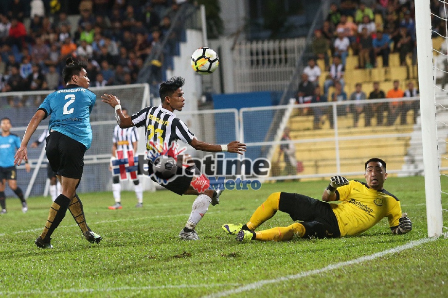 ABDUL Malik (tengah) cubaan menanduk ke gawang gol sambil diasak pemain Terengganu FC II, Aris Fadzillah  (kiri). -Foto GHAZALI KORI