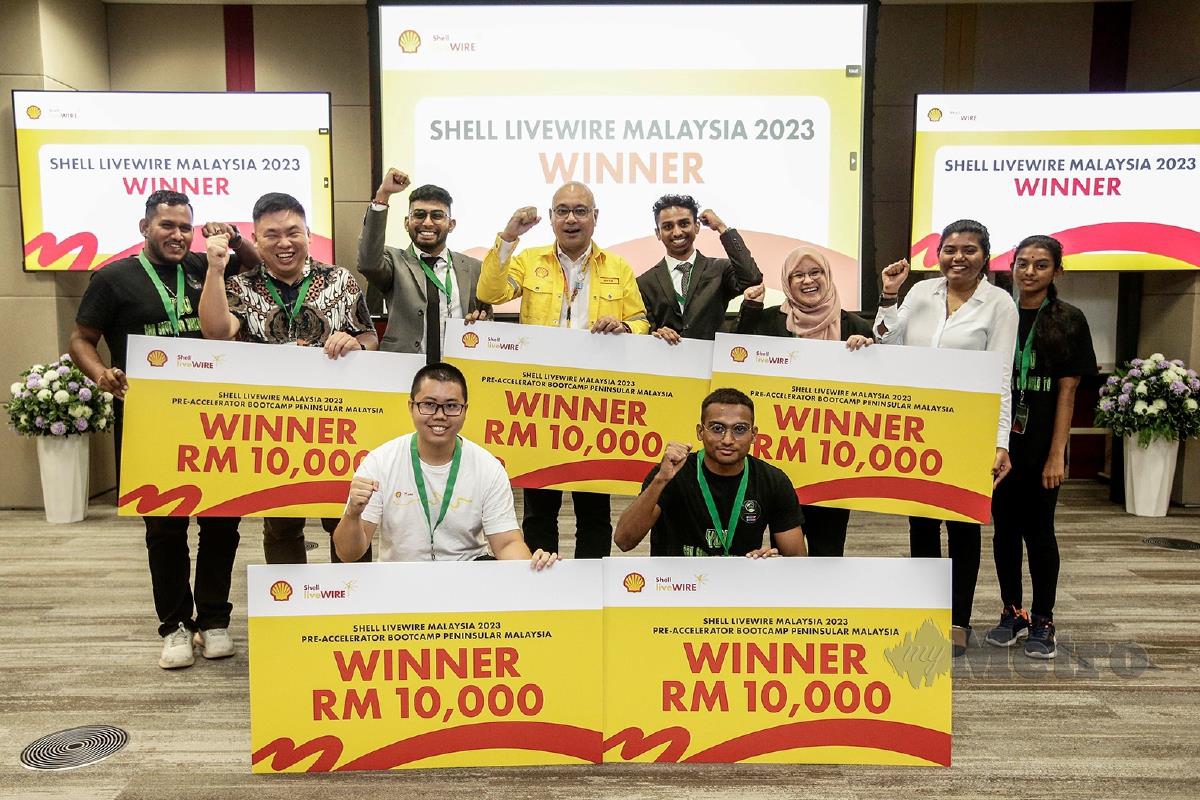 SYED Hussain (tengah) bergambar bersama lima pemenang Shell LiveWIRE edisi Semenanjung Malaysia.